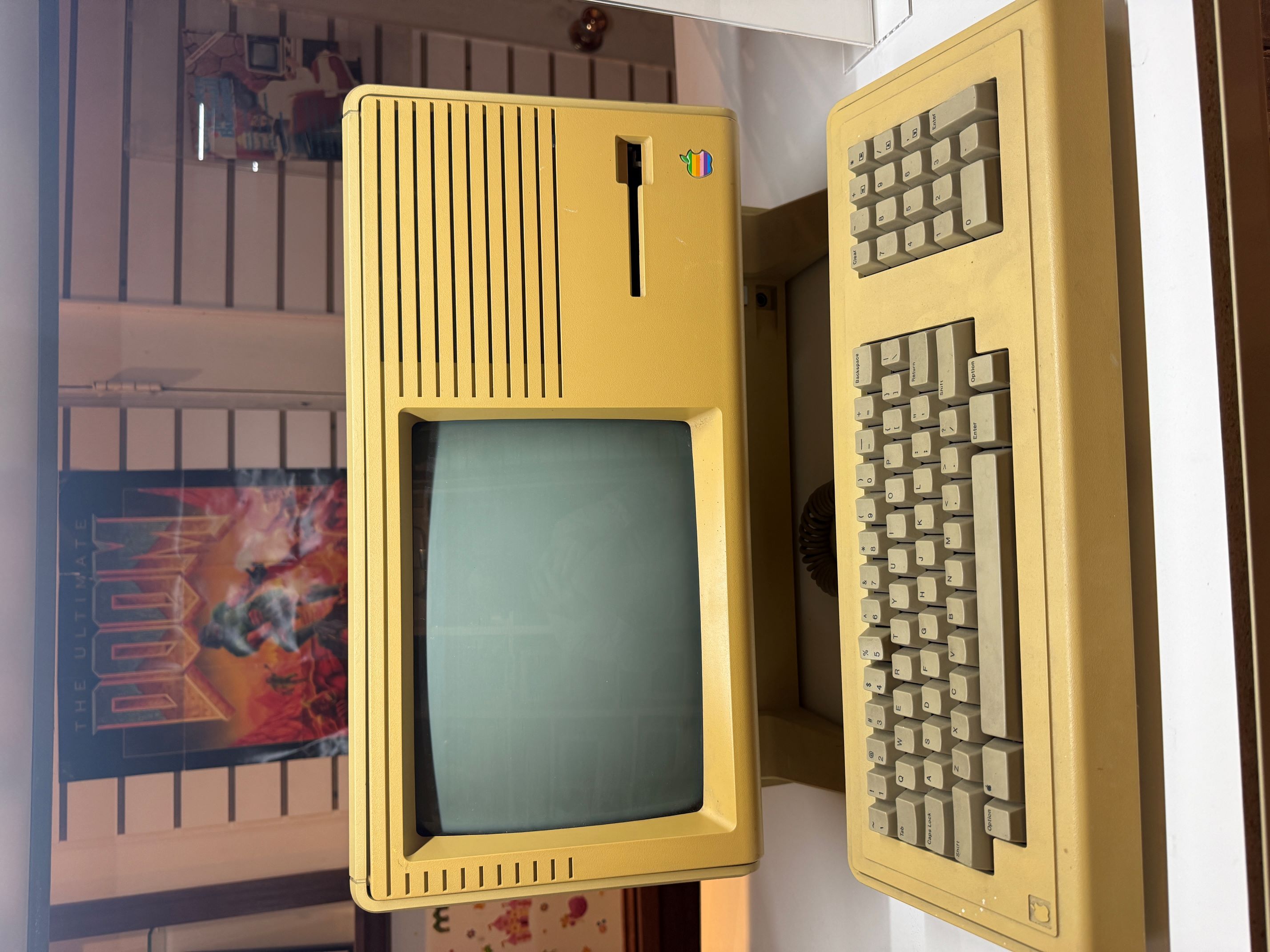 Apple Lisa 2 computer with keyboard and built-in floppy drive